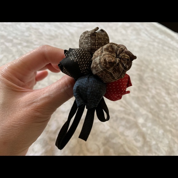 Handmade fabrics flowers brooch - Picture 3 of 12